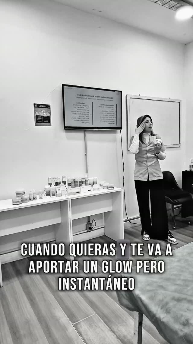 Maru dando la charla «Sinergia cosmética» junto a una mesa con productos y una pantalla con la presentación